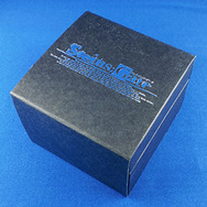 『STEINS;GATE』の完全受注生産アイテムが登場、牛革製の名刺ケースやラボメン・ピンバッジ半立体ペンダントなど
