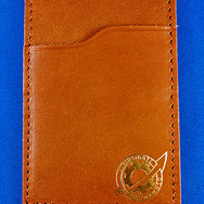 『STEINS;GATE』の完全受注生産アイテムが登場、牛革製の名刺ケースやラボメン・ピンバッジ半立体ペンダントなど