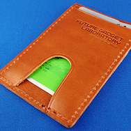 『STEINS;GATE』の完全受注生産アイテムが登場、牛革製の名刺ケースやラボメン・ピンバッジ半立体ペンダントなど