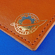 『STEINS;GATE』の完全受注生産アイテムが登場、牛革製の名刺ケースやラボメン・ピンバッジ半立体ペンダントなど