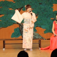 イツ花のような和装の吉田さん