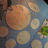 壁面のボードはユーザーのコメントで溢れていた