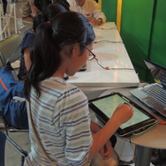 【ニコニコ超会議3】実物のマンホールにお腹に刺さる電話まで…子どもから大人までワクワクするNTTが描く超未来