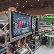 【ニコニコ超会議3】実物のマンホールにお腹に刺さる電話まで…子どもから大人までワクワクするNTTが描く超未来