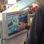 【ニコニコ超会議3】実物のマンホールにお腹に刺さる電話まで…子どもから大人までワクワクするNTTが描く超未来