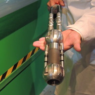 【ニコニコ超会議3】実物のマンホールにお腹に刺さる電話まで…子どもから大人までワクワクするNTTが描く超未来