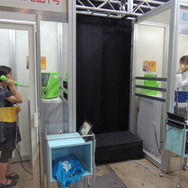 【ニコニコ超会議3】実物のマンホールにお腹に刺さる電話まで…子どもから大人までワクワクするNTTが描く超未来