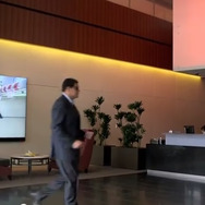 あっさり米国任天堂への侵入を果たすレジーサイボーグ