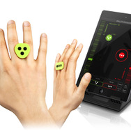 iOSのモーション・コントローラー「iRing」は、指に挟んで操作