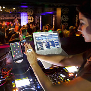 iOSのモーション・コントローラー「iRing」は、指に挟んで操作