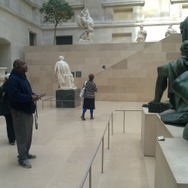 館内ガイドのニンテンドー3DS LLを使用する黒人男性