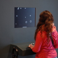 アタリの『アステロイド』をプレイする女性