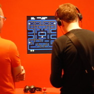 『パックマン』をプレイする男性2人組