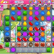 オモテレベル578はキャンディが動かせる範囲が狭くて大変。チョコレート製造工場の周囲のキャンディを消し、チョコの増殖を止めたこの状態で、縦ストライプでゼリーを狙おうと思っても、そう上手くはいきません。