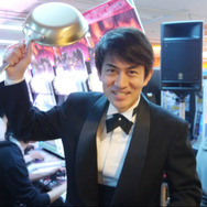 ロケテスト参加特典「金のフライパン」の実物モデルでゾンビを倒そうとする山路氏