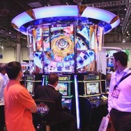 アミューズメントの技術を融合した世界初のマルチステーション超大型機「Titan 360」(米国で認可取得済)