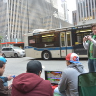 路上で『マリオカート64』をプレイする強者達