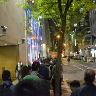 イベント開始時刻になった「Nintendo World Store」の前