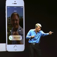iOS 8を解説するクレイグ・フェデリギ（ソフトウェアエンジニアリング担当上級副社長）　(c) Getty Images