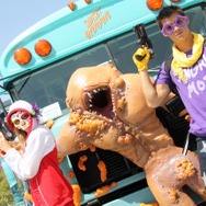 【E3 2014】イカしたトレーラーが街を走行?! 『Sunset Overdrive』仕様のバスを発見