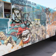 【E3 2014】イカしたトレーラーが街を走行?! 『Sunset Overdrive』仕様のバスを発見