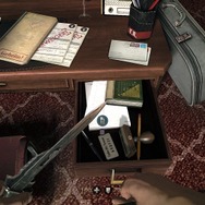 机や本棚など、周囲をじっくり見てみよう。いいものが見つかるはずだ