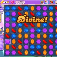 ラッキーその７。温存しておいたカラーボムで青を一気に消したところ、次々に連鎖。青はこの1手で141コも消え、残り7手であと59コ。カラーボムが作れる並びもできた。