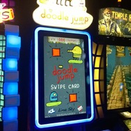 欧米で大ヒットしたスマートフォン向けゲームの『Doodle Jump』も大型の筐体に