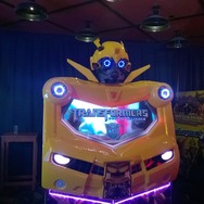 映画版『トランスフォーマー』を題材にしたシューティングゲームの大型筐体