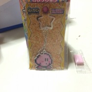 中にはキーホルダーとガムが一粒