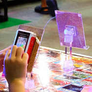 スマートフォンと同サイズの携帯ゲーム機に子どもたちも夢中