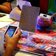 スマートフォンと同サイズの携帯ゲーム機に子どもたちも夢中