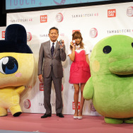 バンダイの上野和典社長とイメージキャラのローラさん。その左右には新製品のお祝い（？）にかけつけたまめっちとくちぱっちが