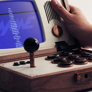スウェーデンのクラフトマンが創る、天然素材使用の高級携帯ゲーム機