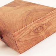 スウェーデンのクラフトマンが創る、天然素材使用の高級携帯ゲーム機