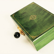 スウェーデンのクラフトマンが創る、天然素材使用の高級携帯ゲーム機