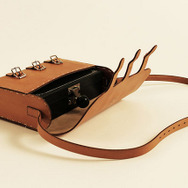 スウェーデンのクラフトマンが創る、天然素材使用の高級携帯ゲーム機