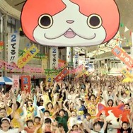 いやいや、まさかね…『妖怪ウォッチ2』1000人で「ようかい体操第一」を踊ったTVCMに「赤Tシャツ」さんらしき人物が