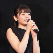 劇場版「青鬼」の舞台挨拶にて、AKB48・入山杏奈の笑顔が飛び出す ─ 「7000人だと立ち見がいっぱいですね」