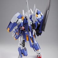 METAL BUILD 「ガンダムアヴァランチエクシア」は通常版の他、装備一式がもう1セット付属するデラックス版も発売