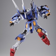 METAL BUILD 「ガンダムアヴァランチエクシア」は通常版の他、装備一式がもう1セット付属するデラックス版も発売