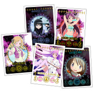 全カードの内訳はN(ノーマル)25種、R(レア)18種、SR(スーパーレア)12種、HR(ハイパーレア)4種、UR(アルティメットレア)1種の計60種。URはファンにはおなじみ「アルティメットまどか」1枚のみとなっています