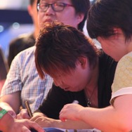 サインに応じる吉田氏