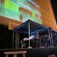 ビルを巨大スクリーンにして、来場者と一緒にプレイ！アメザリ平井の開放的なゲーム実況が大阪で