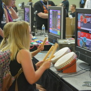 太鼓の達人をプレイする二人