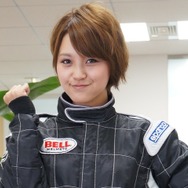 『GRID Autosport』で元レースクイーンと対戦！ 「桃んが」が編集部にやってきた