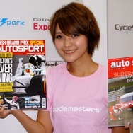 『GRID Autosport』で元レースクイーンと対戦！ 「桃んが」が編集部にやってきた