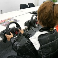 『GRID Autosport』で元レースクイーンと対戦！ 「桃んが」が編集部にやってきた