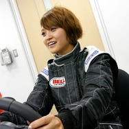 『GRID Autosport』で元レースクイーンと対戦！ 「桃んが」が編集部にやってきた