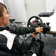 『GRID Autosport』で元レースクイーンと対戦！ 「桃んが」が編集部にやってきた